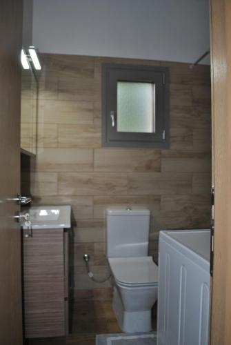 ポリティカにあるArtemis - Marina Apartmentsのバスルーム(トイレ、洗面台、鏡付)
