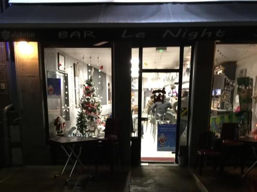 ein Weihnachtsbaum im Fenster eines Ladens in der Unterkunft Le Ruppione in Val Couesnon