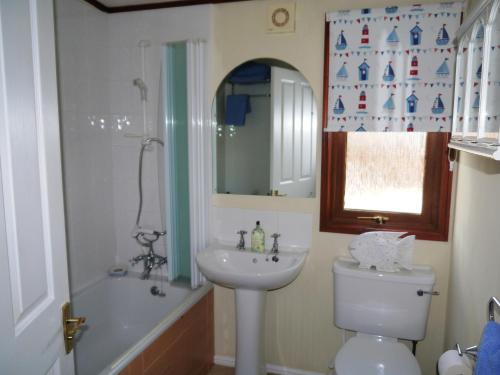 y baño con lavabo, aseo y ducha. en Bend in the River Lodge en Stratford-upon-Avon