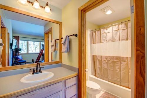 uma casa de banho com um lavatório, um WC e um espelho. em 100-2 Lakeside Village em Keystone