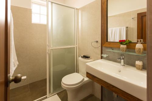 ein Bad mit einem WC, einem Waschbecken und einer Dusche in der Unterkunft C I Residence in Nuwara Eliya