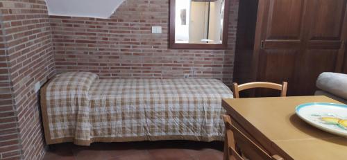 Una habitación con una cama con una manta. en Da Giulietta, en Adrano