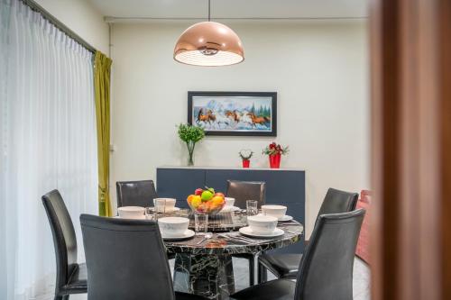 a dining room with a table and chairs at At FOUR-6 Bed, CITY CENTER, Nana BTS, MBK, Central World, Siam in Bangkok