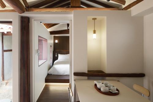 Voodi või voodid majutusasutuse Luxury hanok with private bathtub - SW08 toas