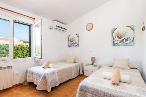 Ένα ή περισσότερα κρεβάτια σε δωμάτιο στο Villa Adelaide by Villa Plus