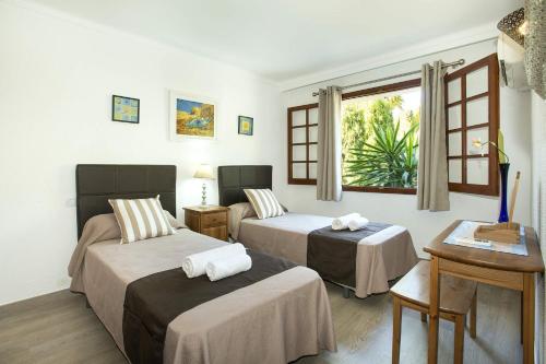 Ένα ή περισσότερα κρεβάτια σε δωμάτιο στο Villa Pinos by Villa Plus