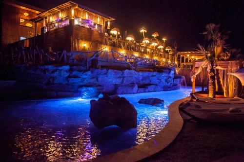 - une piscine éclairée la nuit dans un complexe dans l'établissement Villa Occitana, à Calvisson