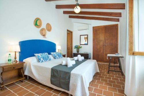 una camera con un grande letto con testiera blu di Villa Casa Pepe by Villa Plus a Pollença