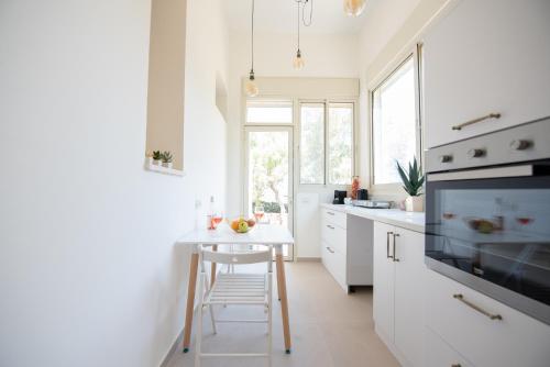 Virtuve vai virtuves zona naktsmītnē PORT CITY HAIFA - SEA FRONT Luxury Apartments