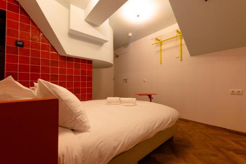 Un ou plusieurs lits dans un hébergement de l'établissement Hotel Not Hotel Rotterdam