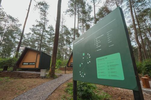 znak przed małym domkiem w obiekcie Bobocabin Cikole, Bandung w mieście Lembang