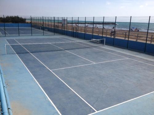 a tennis court on the beach next to the ocean at MAGNIFICO ATICO-DUPLEX FRENTE AL MAR in El Puig