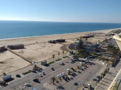 una vista aérea de un aparcamiento junto a la playa en Monte Gordo Beach Sky Flat en Monte Gordo