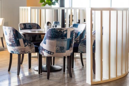 a dining room with a table and chairs and a table and chairsuggest at Hotel De Bonte Wever Assen in Assen