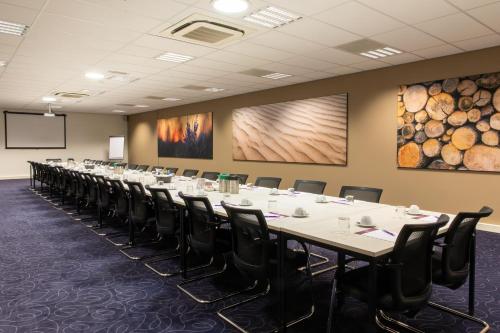 a conference room with a long table and chairs at Hotel De Bonte Wever Assen in Assen