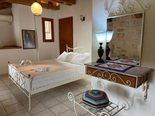 um quarto com uma cama e uma mesa com um espelho em Deep Blue Villas em Vasilikos