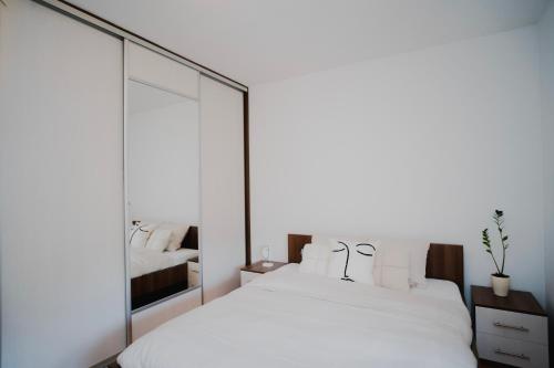 Säng eller sängar i ett rum på Riverland - lovely apartment Mostar