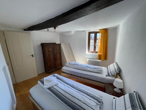 Giường trong phòng chung tại Tipica casa ticinese a Carona