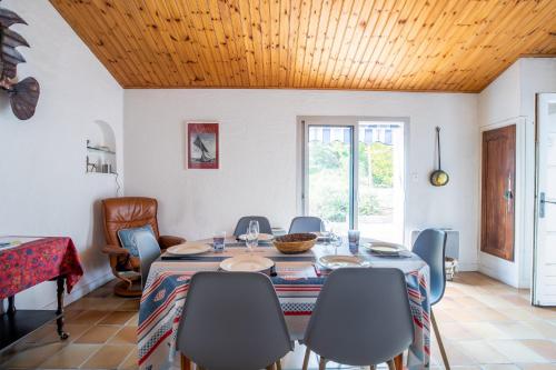 une salle à manger avec une table et des chaises dans l'établissement Grande maison pour 6 personnes - 300m de la plage, à Barbâtre