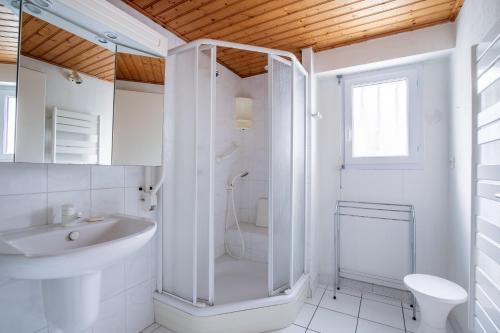 Kúpeľňa v ubytovaní Grande maison pour 6 personnes - 300m de la plage