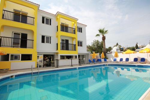 um hotel com piscina em frente a um edifício em Sea CleoNapa Mandali em Agia Napa