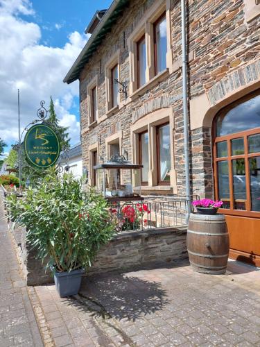 una tienda con un reloj al lado de un edificio en Weingut Licht-Stadtfeld, en Brauneberg