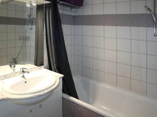 a bathroom with a sink and a bath tub at Appartement Les Orres, 2 pièces, 6 personnes - FR-1-322-423 in Les Orres
