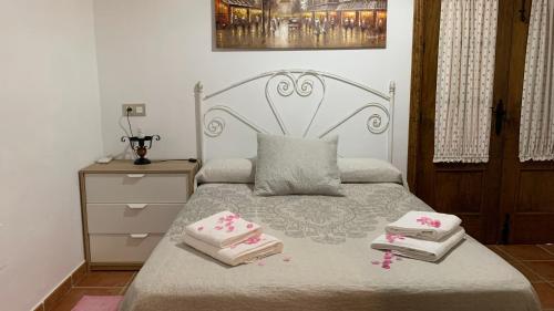 1 dormitorio con 1 cama con 2 toallas en Casa LADI by CasaTuristica en Arriate