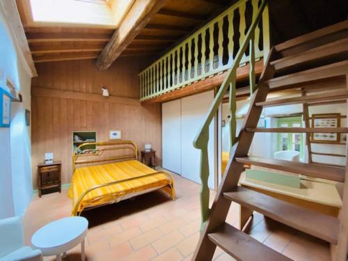 - une chambre avec un lit jaune et un escalier dans l'établissement Mas Ardechois proche Vallon pont d'arc, à Villeuneuve-de-Berg