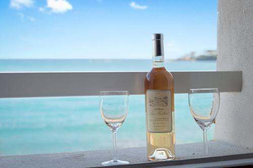 Photo de la galerie de l'établissement The Sea Apartment 2 - Sea view on the ramparts of Old Town Antibes, à Antibes