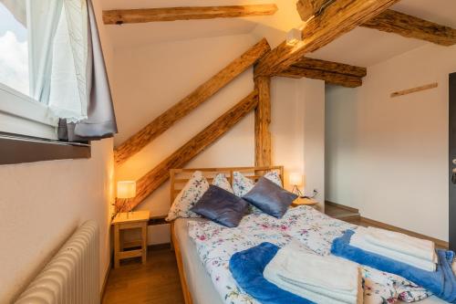 Ένα ή περισσότερα κρεβάτια σε δωμάτιο στο Bed & Breakfast - K2 Brunnen Haus