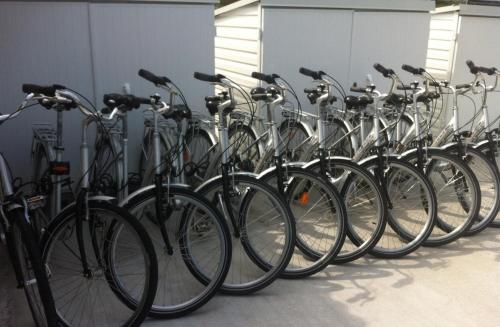 eine Reihe von Fahrrädern nebeneinander geparkt in der Unterkunft Mobil-Home 6 Places (3 chambres) tout équipé in Soulac-sur-Mer