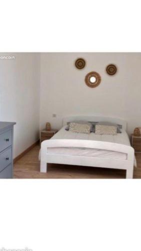Ένα ή περισσότερα κρεβάτια σε δωμάτιο στο Gîte du Petit tenu 17 couchages -jacuzzi -2h Paris et 6 min gare Vivoin