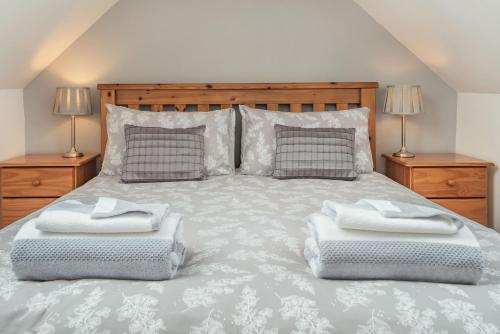 A bed or beds in a room at Hafan Haydn