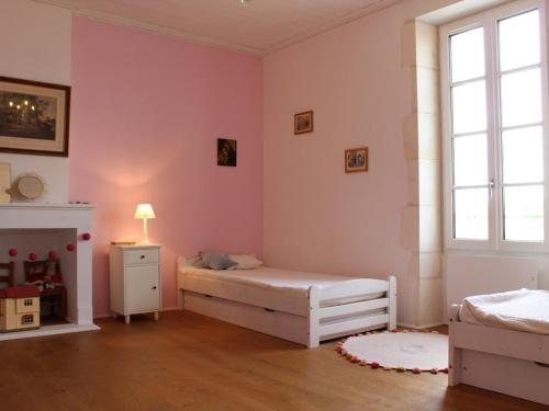 - une chambre avec des murs roses, un lit et une fenêtre dans l'établissement Maison de Maître 1800 - 18 couchages - Jardin Clos - Saint-Georges-d'Oléron - FR-1-246A-61, à Saint-Georges-dʼOléron