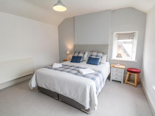 En eller flere senge i et værelse på Bank Cottage