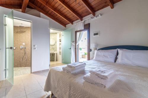 sypialnia z łóżkiem z ręcznikami w obiekcie Eleni Luxury Maisonette with Jacuzzi w Heraklionie