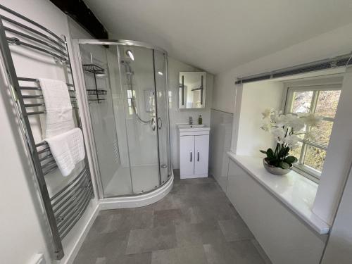 Koupelna v ubytování Brandlehow HOT TUB HIRE AVAILABLE