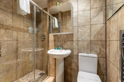 bagno con doccia, lavandino e servizi igienici di Knots a Poole