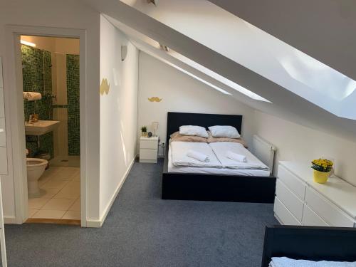Posteľ alebo postele v izbe v ubytovaní Little Tom Apartments