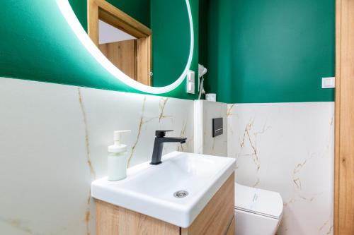 a bathroom with a sink and a mirror at Ośrodek Wypoczynkowy CHAMPION in Władysławowo