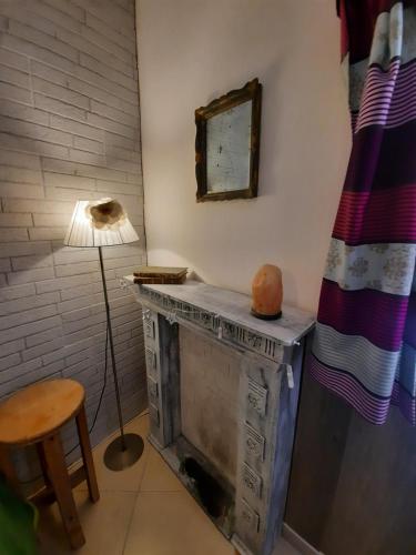 een kamer met een open haard, een lamp en een spiegel bij La casa nella roccia in Napels