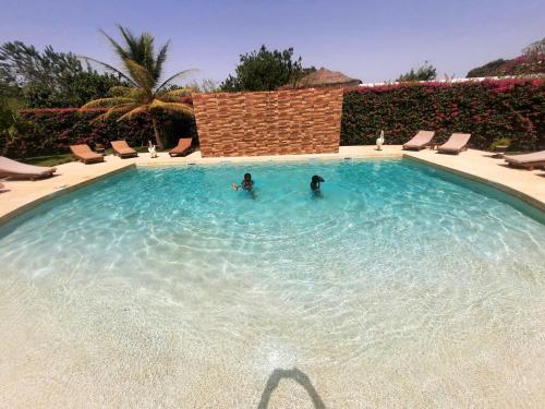 - une grande piscine pour 2 personnes dans l'établissement Hôtel La Belle Etoile & SPA, à Saly Portudal