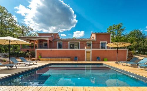 une maison avec une piscine et une maison dans l'établissement Villa de Blanche nº 1, à Ribes