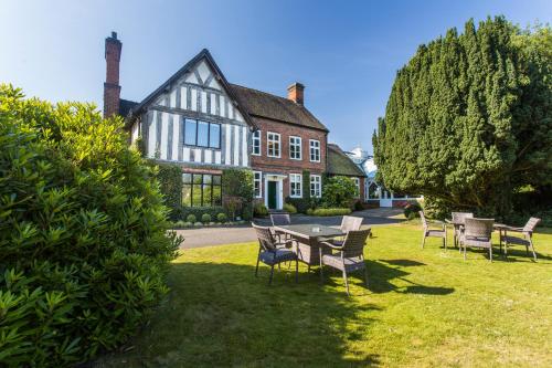 a table and chairs in front of a house at The Moat House in Stafford