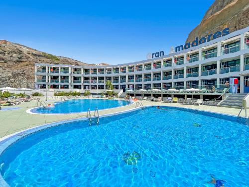 uma grande piscina em frente a um hotel em Gran Amadores em Amadores