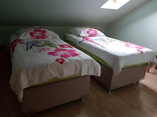 two beds sitting next to each other in a bedroom at Apartment Laurence in Hanau am Main