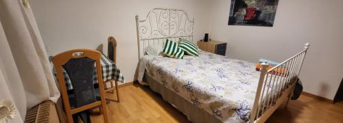 Un pat sau paturi într-o cameră la Buongustaio Fereinzimmer Room inside a Flat