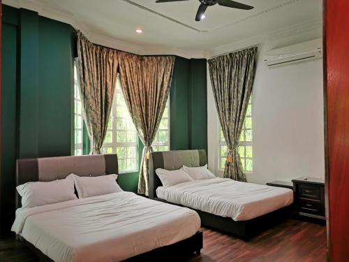 Un pat sau paturi într-o cameră la Yussy Homestay at Afamosa Bungalow