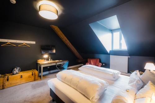 2 Betten in einem Zimmer mit blauer Wand in der Unterkunft Hotel Luis in Regensburg